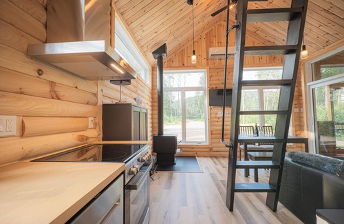 Mauricie Ski Chalet | The fisherman's camp - By the water!