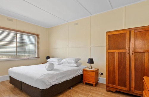 Lakes Entrance Cottage | The Fishermans Cottage - Cosy centrally located cottage ideal for families and groups