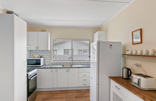 Lakes Entrance Cottage | The Fishermans Cottage - Cosy centrally located cottage ideal for families and groups