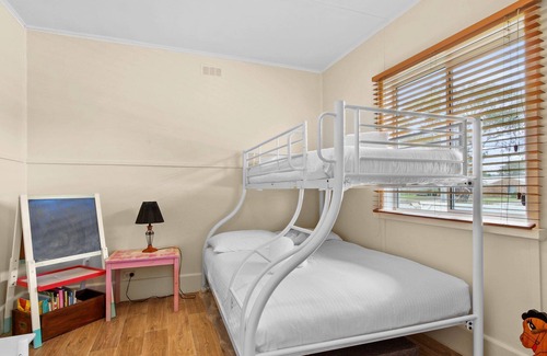 Lakes Entrance Cottage | The Fishermans Cottage - Cosy centrally located cottage ideal for families and groups