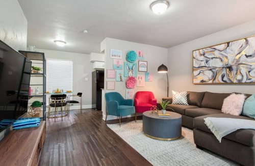 Austin Apartment | The Flamingo 102 l No Service Fees Pool 65 TV