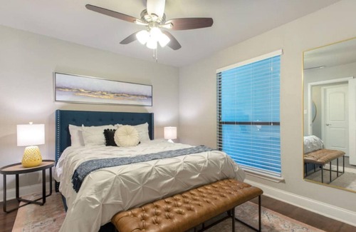 Austin Apartment | The Flamingo 102 l No Service Fees Pool 65 TV