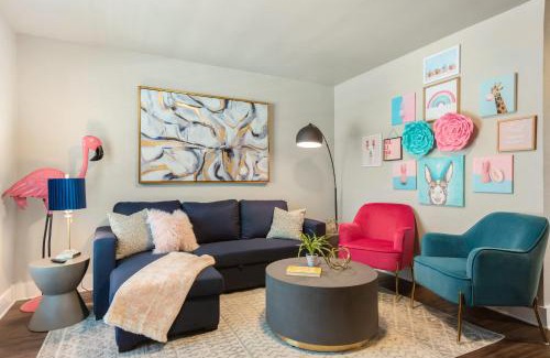 Oakmont Heights Apartment | The Flamingo 103 l Pool l Sleeps 5 l 65 Smart TV