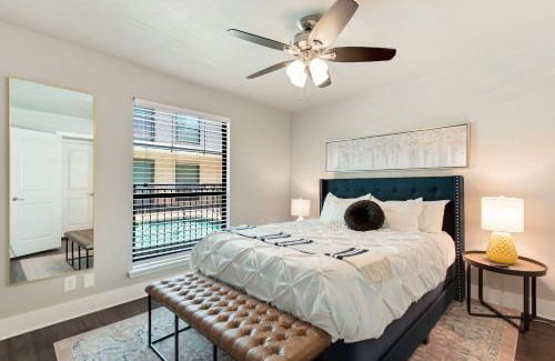 Oakmont Heights Apartment | The Flamingo 103 l Pool l Sleeps 5 l 65 Smart TV