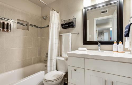Oakmont Heights Apartment | The Flamingo 103 l Pool l Sleeps 5 l 65 Smart TV