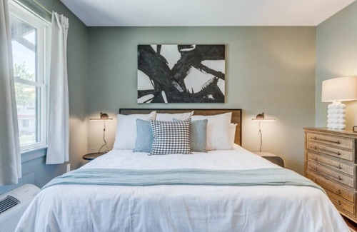 Historic Downtown Manteo Hotel | The Fly South - Room