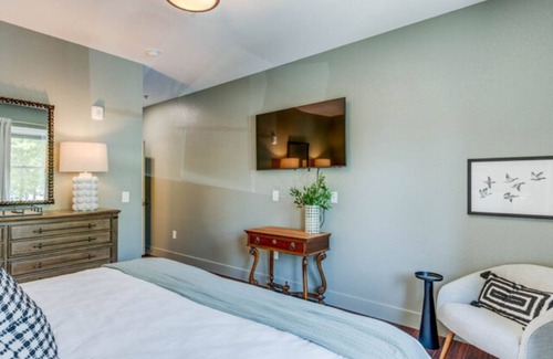 Historic Downtown Manteo Hotel | The Fly South - Room