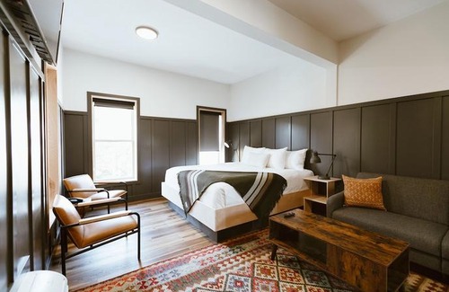 Rossland Hotel | The Flying Steamshovel Inn