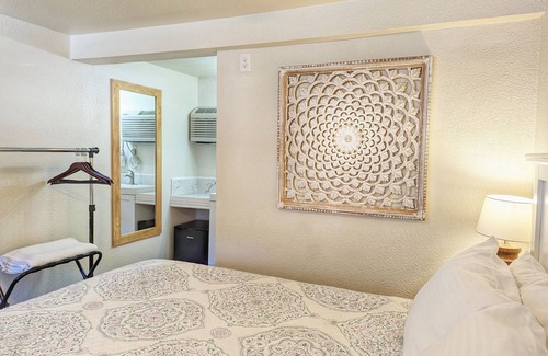 Manitou Springs Hotel | The Fountain Creek Inn of Downtown Manitou Springs [#104]n