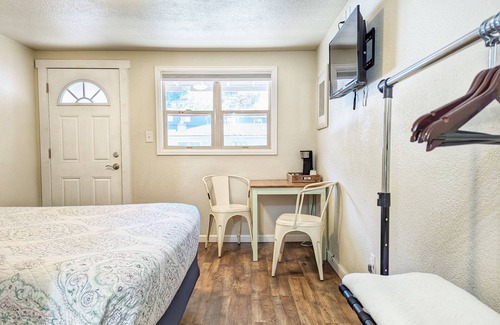 Manitou Springs Hotel | The Fountain Creek Inn of Downtown Manitou Springs [#105]