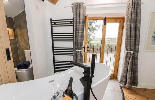 Shobdon Cottage | THE FOUNTAIN HOUSE, family friendly, with hot tub in Hartlebury