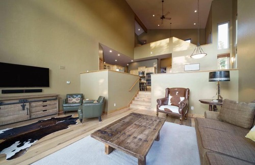 Woodmoor House | The Fox Den: Private Hot Tub & WOW Views of Ten Mile Range! Shuttle Access!