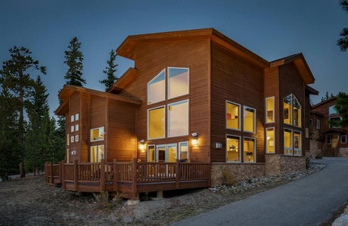 Woodmoor House | The Fox Den: Private Hot Tub & WOW Views of Ten Mile Range! Shuttle Access!