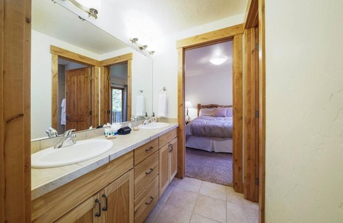 Woodmoor House | The Fox Den: Private Hot Tub & WOW Views of Ten Mile Range! Shuttle Access!