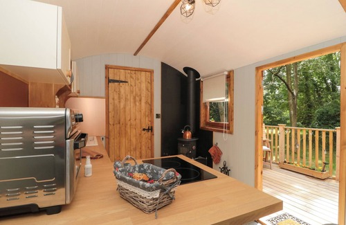 Shepperdine Cottage | THE FOXES DEN SHEPHERDS HUT, pet friendly in Oldbury-On-Severn