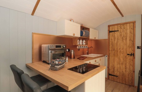 Shepperdine Cottage | THE FOXES DEN SHEPHERDS HUT, pet friendly in Oldbury-On-Severn