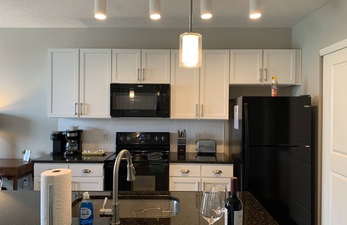 Downtown Columbus Apartment | The Franklinton Flat | No Steps | Garage Parking!