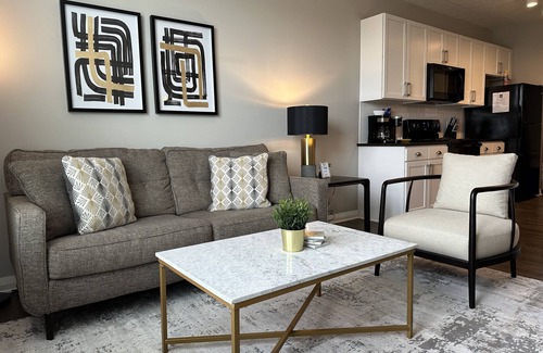 Downtown Columbus Apartment | The Franklinton Flat | No Steps | Garage Parking!