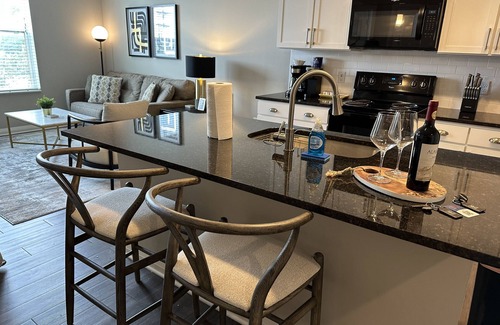 Downtown Columbus Apartment | The Franklinton Flat | No Steps | Garage Parking!