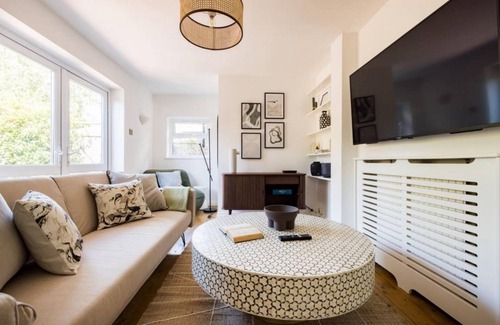 Hammersmith and Fulham Apartment | The Fulham Bolthole - Beckoning 2BDR Flat with Garden