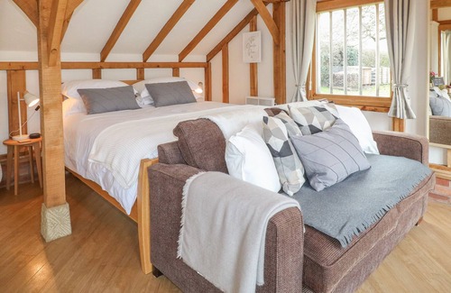 Edingley Cottage | THE GARDEN ROOM, family friendly, with hot tub in Southwell