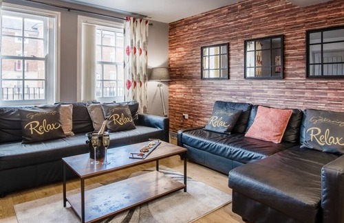 Chester Apartment | The Gathering Chester 4 Sleeps 14 Very Close to City Centre