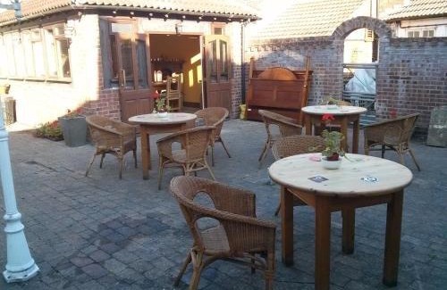 Croxton Kerrial Hotel | The Geese and Fountain