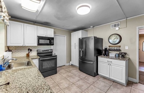Winston - Salem House | THE GIANT! Downtown! Sleeps 16! 7 bd/4 Ba -10 beds