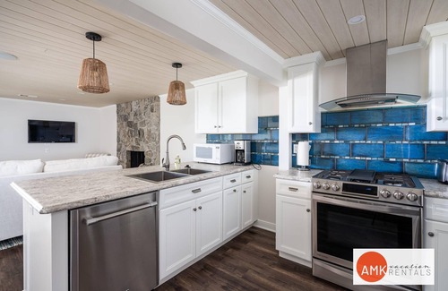 Fennville House | The Glistening Grape - Lakeside Getaway