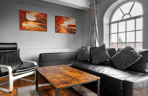 Wrexham Apartment | The Glyndwr - Berwyn House - Central Wrexham - Sleeps Up To 6