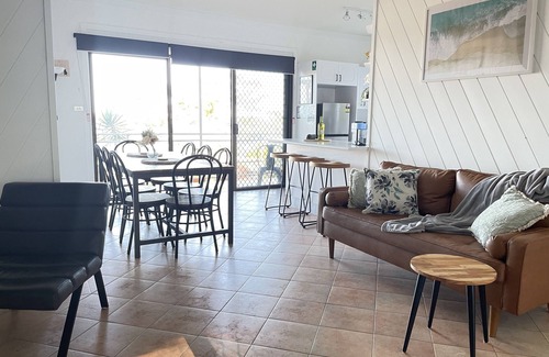 Hyams Beach House | The Golden Retreat @ Hyams Beach - Pet Friendly, Linen & Wifi Provided