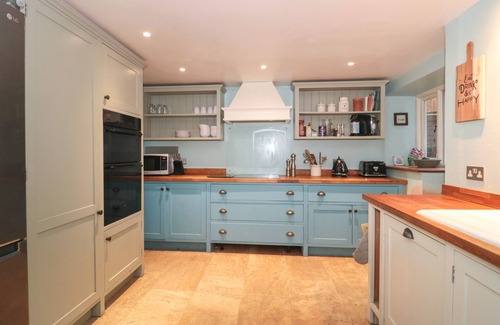 Upwey Cottage | THE GRAIN STORE, pet friendly, with open fire in Weymouth