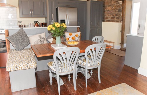 Witton Gilbert Cottage | THE GRANARY, pet friendly, with hot tub in Durham