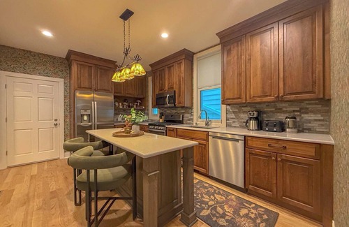 North Center Apartment | The Grand Vic: Large 5BD/3BA Home +Garagen