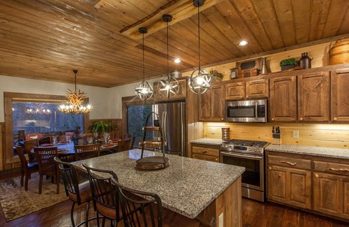 Blue Ridge House | The Great Getaway~LUXURY Resort-Style Lodge~Sleeps 14~near Toccoa River~10 mins. to Blue Ridge