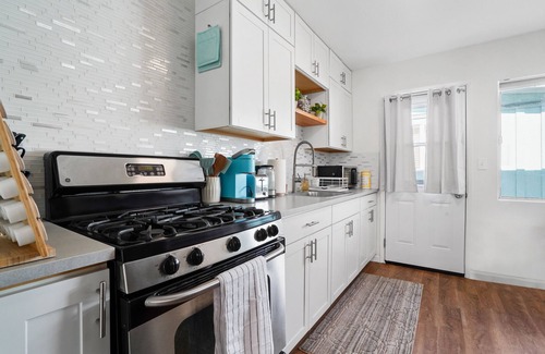 Pierpont Bay Apartment | The Green Haven, 1 Minute Walk to Beach & Restaurants, 2 King Size Beds, Kitchen