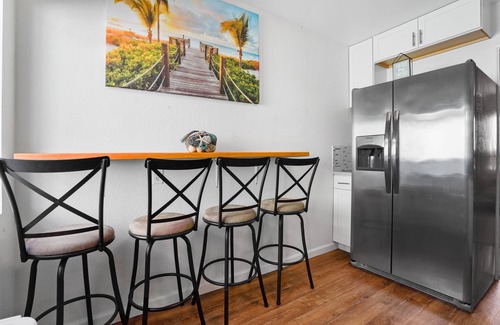 Pierpont Bay Apartment | The Green Haven, 1 Minute Walk to Beach & Restaurants, 2 King Size Beds, Kitchen