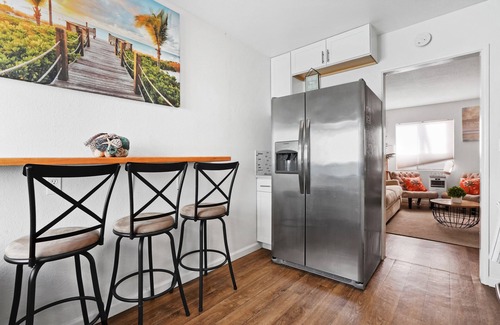 Pierpont Bay Apartment | The Green Haven, 1 Minute Walk to Beach & Restaurants, 2 King Size Beds, Kitchen