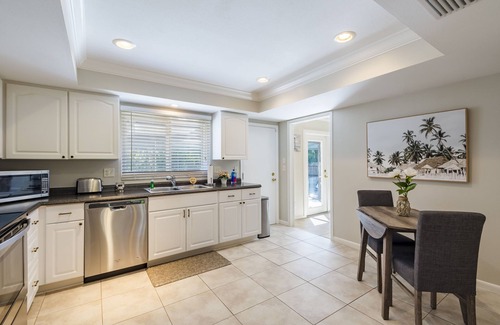 Whitfield House | The Hamilton ~ Upscale Pool House by Beaches/Downtown