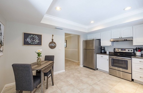 Whitfield House | The Hamilton ~ Upscale Pool House by Beaches/Downtown