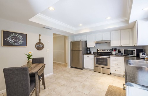 Whitfield House | The Hamilton ~ Upscale Pool House by Beaches/Downtown