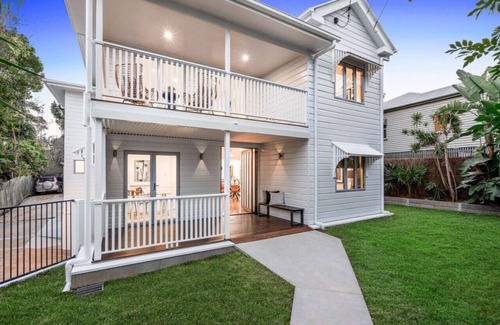 Bulimba House | The Hampton Retreat - 6BR 16 Guest Pet Friendly House
