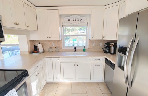 Mount Dora House | The Happy Hour Cottage - Walk to Downtown!