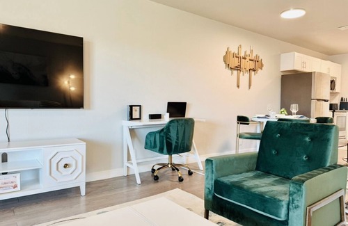 Sweetbriar Apartment | "The Haven" VRBO - Your Austin SoCo Sanctuaryn2BR - 1 King, 2 Full Bunk Bed