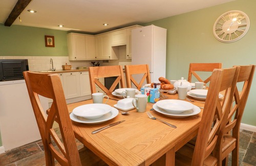 South Molton House | THE HAWTHORNS, pet friendly, with hot tub in North Molton