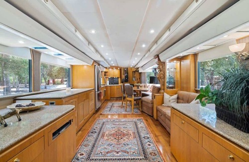 Austin Villa | The Heat Unit - COTA Getaway: Hot Tub, BBQ, Events & Fun!