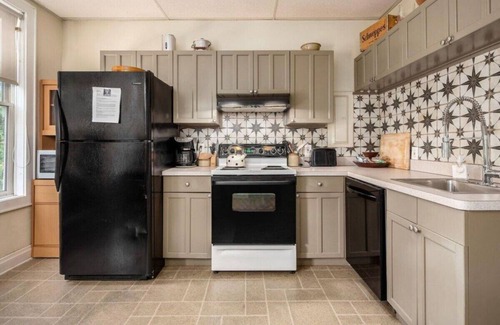 German Village Apartment | The Henri: Steps from Schiller, Free Parking!