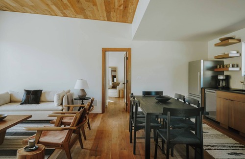 Emigrant House | The Heron. Horse Creek Cabins. Lux 2 bed/2 bath with King Bed, AC, Creek Front.