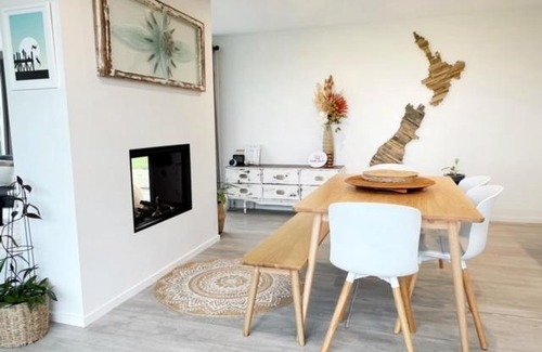 Waverley House | The Hideaway - Waipipi Beach