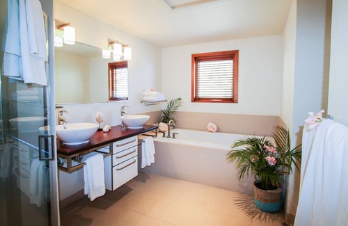 Freetown Apartment | The Hideaway 3 Bedroom suite Pool/Sea View